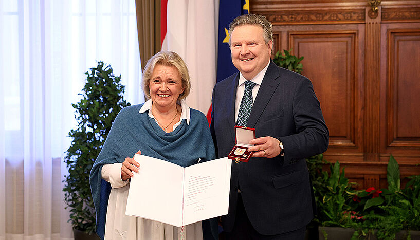 Regina Polak wird als Botschafterin des sozialen Friedens geehrt.
