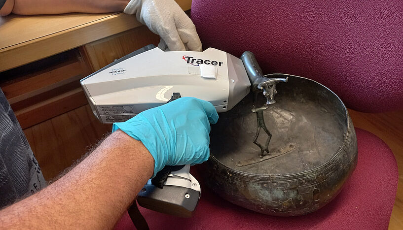 Abb. 1: Bild von der Untersuchung der Bronzen mittels eines tragbaren Röntgenfluoreszenzanalysegerätes. 