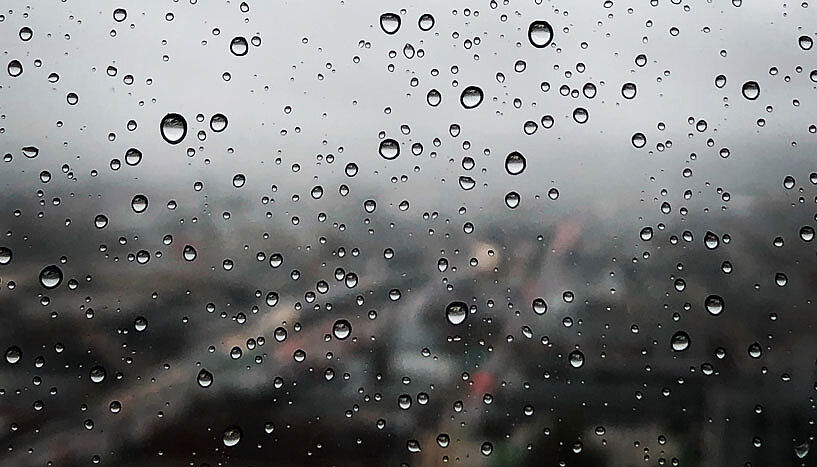 Regentropfen auf einem Fensterglas