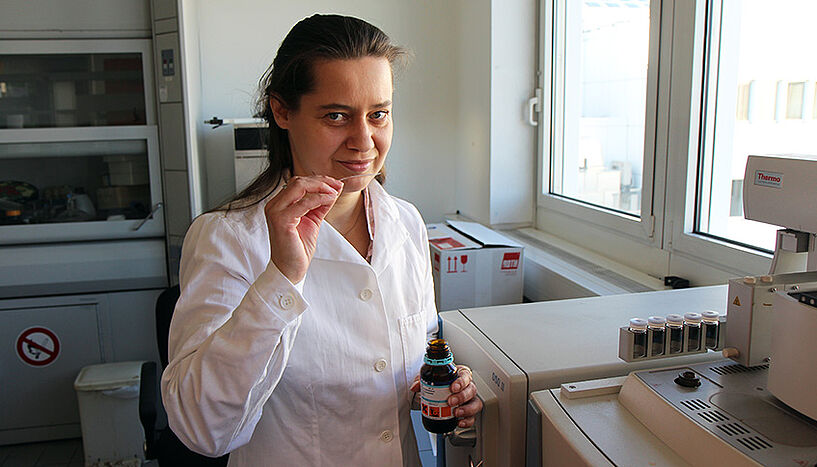 Sabine Krist riecht an einer Probe im Labor.