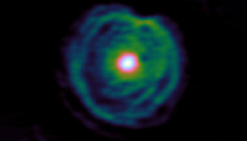 Der Rote Riesenstern bläst in Form eines spiralförmigen Windes enorme Mengen Materie in sein Umfeld.
