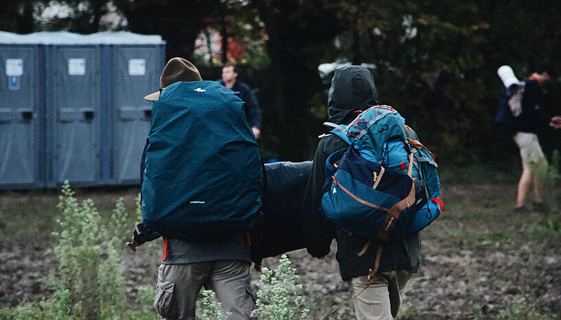 Jugendliche mit Rucksäcken von hinten fotografiert