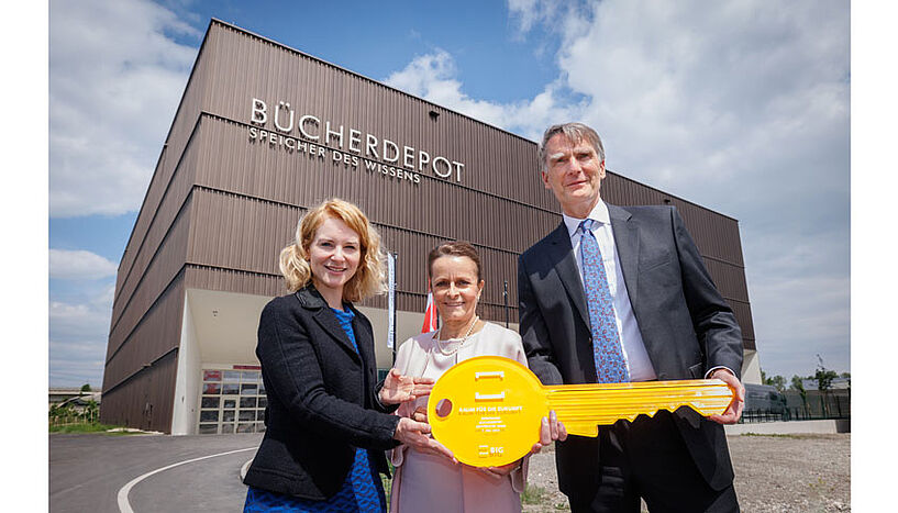 Foto von der feierlichen Schlüsselübergabe mit (v.l.n.r.): Eva-Maria Holzleitner, Bundesministerin für Frauen, Wissenschaft und Forschung, Christine Dornaus, Geschäftsführerin der Bundesimmobiliengesellschaft, Sebastian Schütze, Rektor der Universität Wien