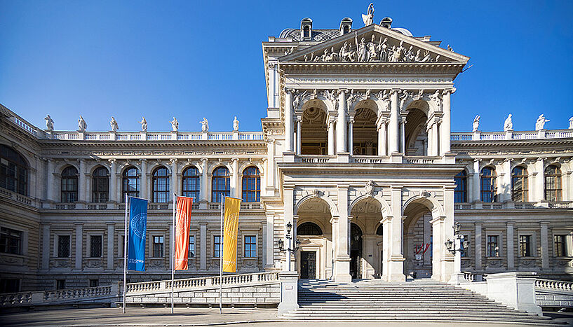 Frontansicht des Hauptgebäudes der Universität Wien