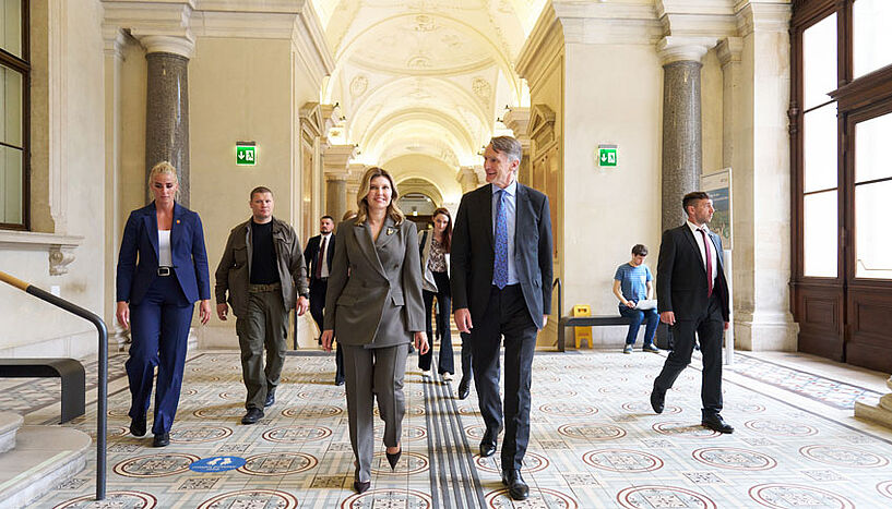Abb. 2: Foto von Olena Zelenska und Sebastian Schütze am Weg durch das Hauptgebäude der Universität Wien