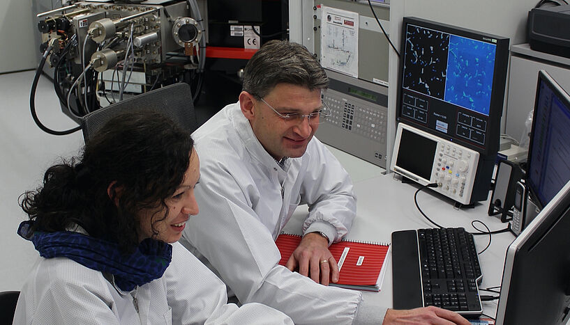 Abb. 4: Stefanie Imminger und Arno Schintlmeister bei der Analyse von Biokrusten-Mikroorganismen am NanoSIMS. 