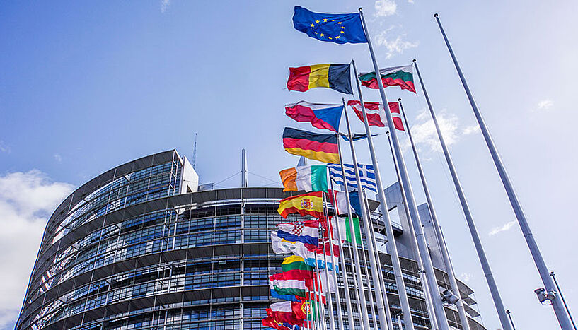 Flaggen der EU-Mitgliedsstaaten vor dem Europäischen Parlament