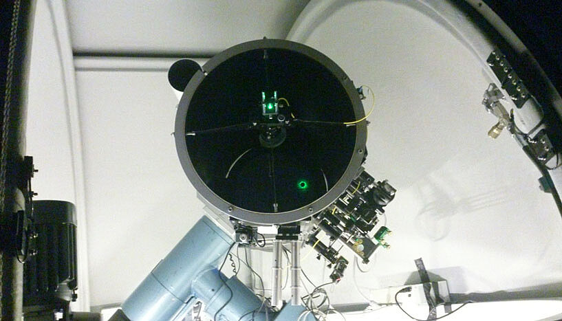 Die hochsensiblen Messapparate müssen bis zum Start der Quantenkommunikation mit dem Orbit vorbereitet und kalibriert werden (Copyright: IQOQI Wien).
